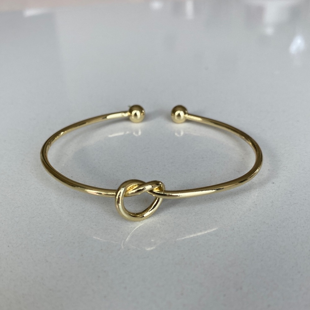⭐️NWOT Gold Infinity Knot Bracelet